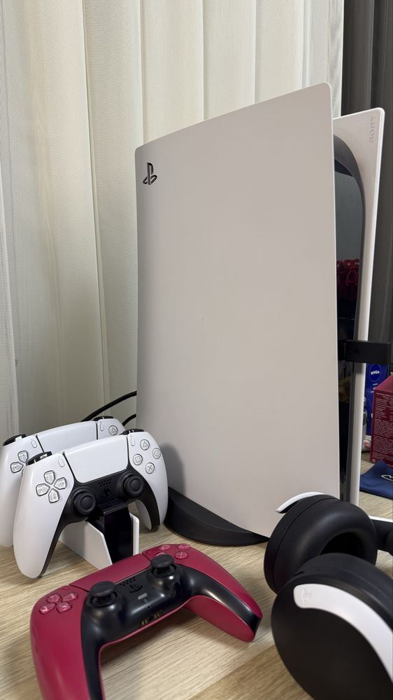 Playstation 5 + 3 контролера + слушалки + зарядна станция