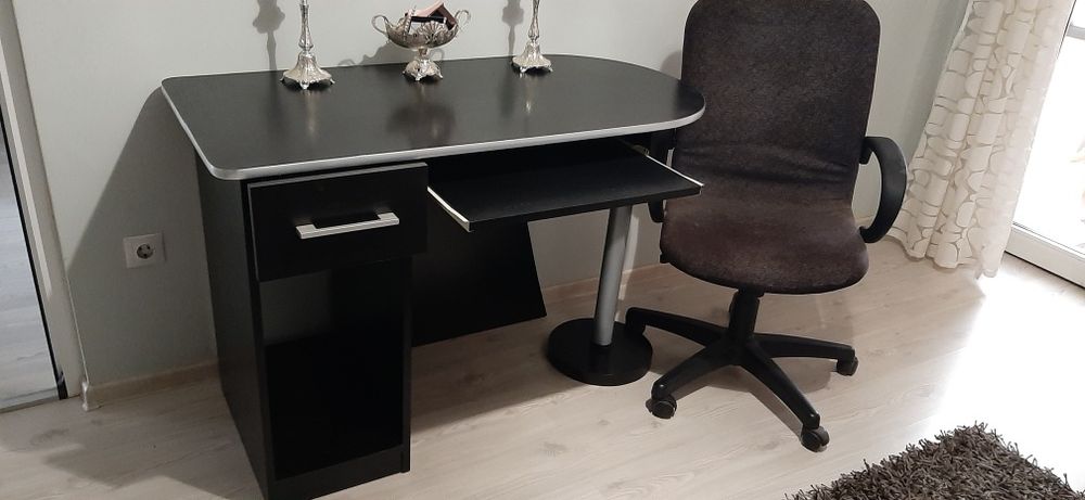 Masă și scaun de birou