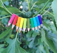 Vând colier creioane colorate