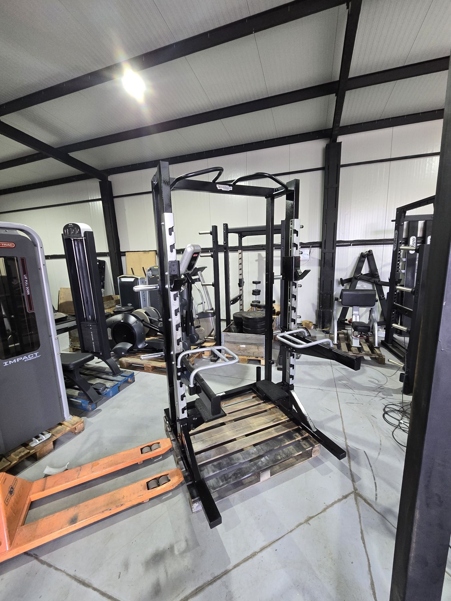 Technogym техноджим half rack клеткаа клек професионална рециклирана
