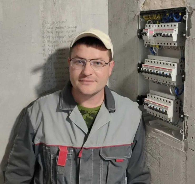 Электрик на дом с опытом 15 лет, установка бра на стену ремонт розеток