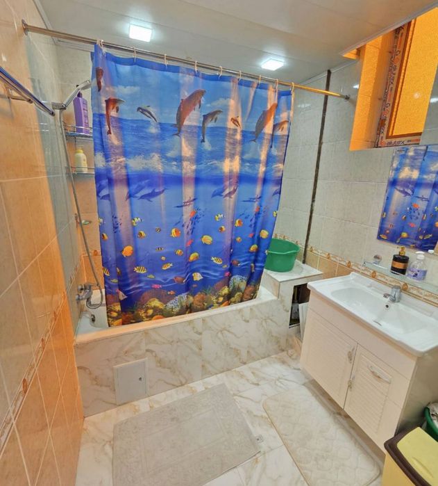 Sebzor G'ofur Gulom metro oldida