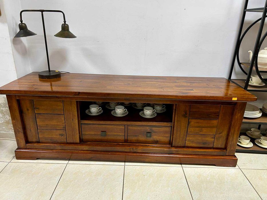 Шкаф от масивно дърво