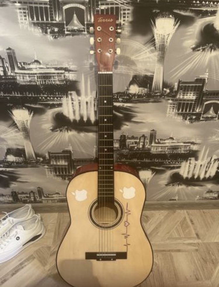 Selling guitar 39 almost new one