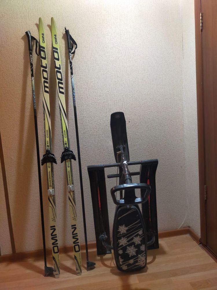 Лыжи  и санки пластиковые в отличном состоянии