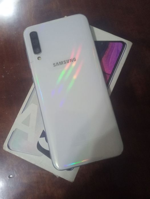 Продам Samsung a50 на запчасти