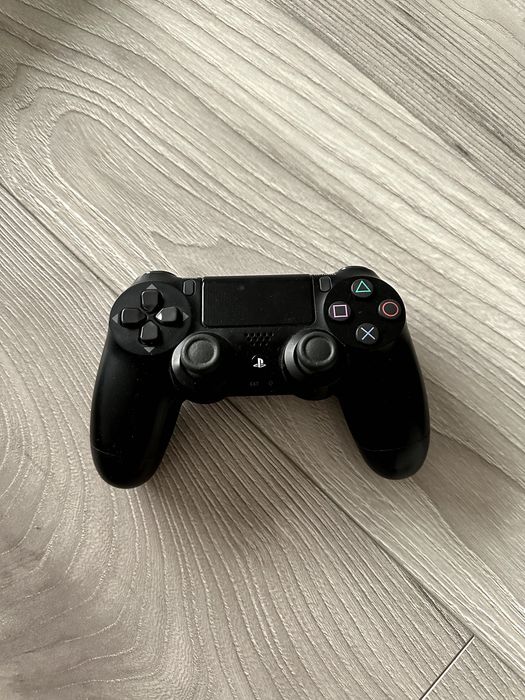 PS4 Pro + 2 manete + cameră video PlayStation