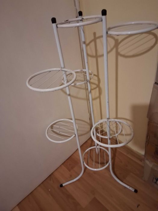 Метален цветарник.