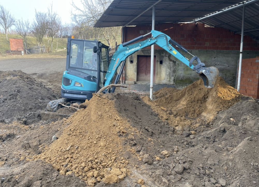 Închiriere miniexcavator