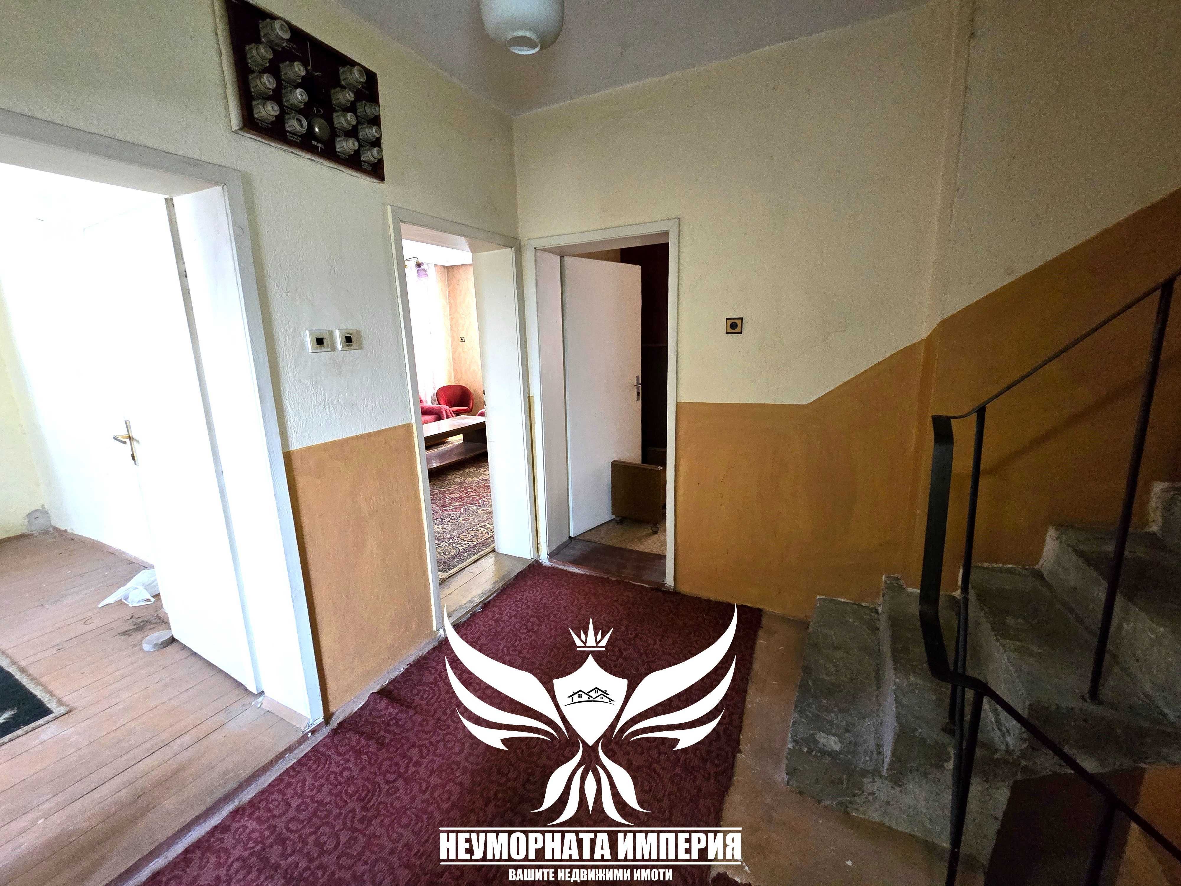 Продавам тристаен с гараж, партерни стаи и 219кв. двор в гр.Асеновград