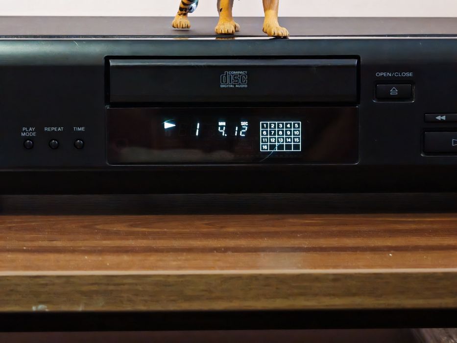 Sony CDP-XE 200. Cd player superb. Date tehnice mari. Preț fix !!