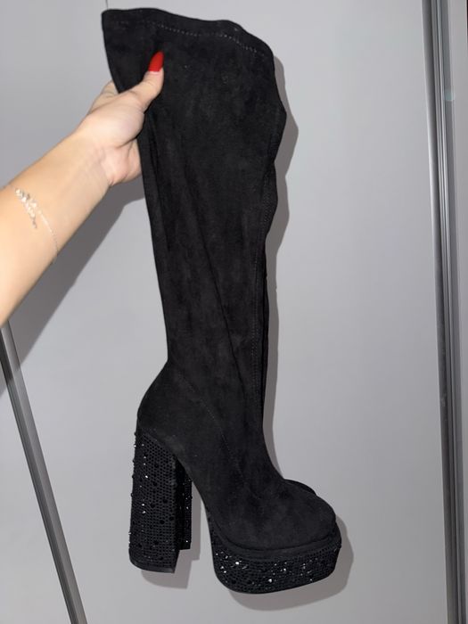 Черни велурени ботуши на ток