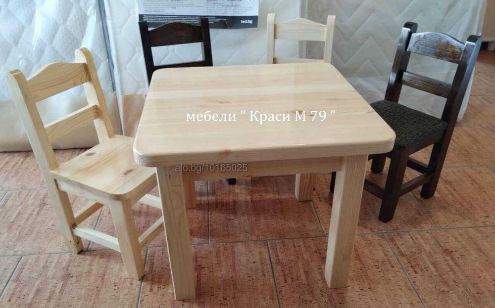 Масивна дървена масичка с два плота и колелца за лесно местене.Налична