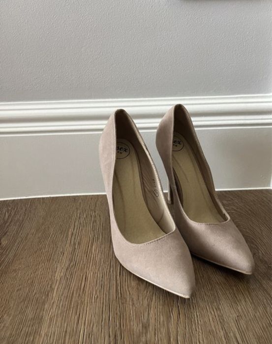Pantofi nude