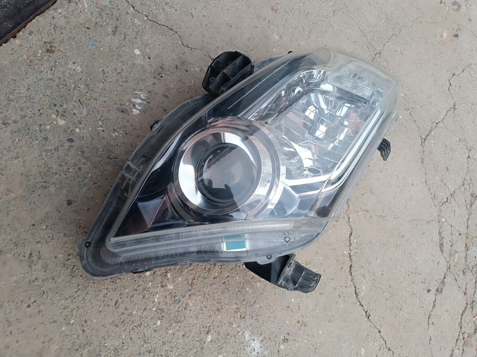 Правая фара Тойота фортунер оргиниал