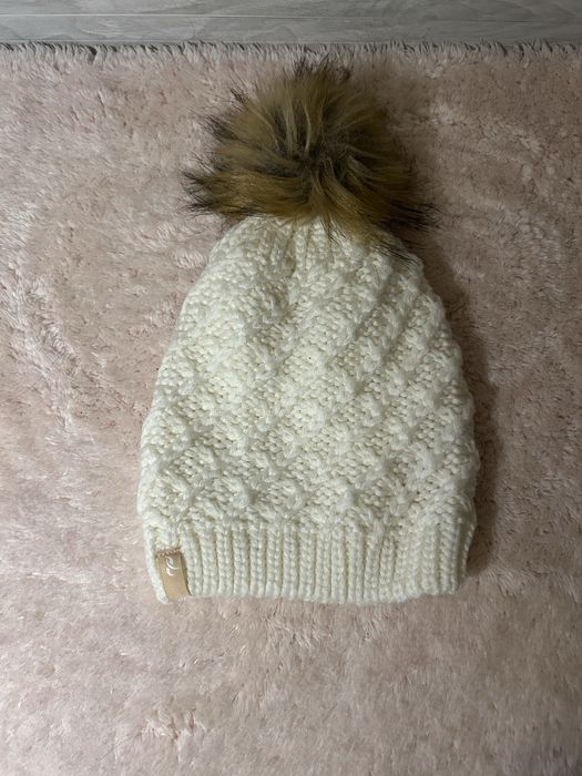 Комплект: Бяла плетена блуза + зимна шапка с пухче