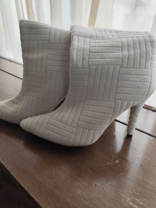 Хавлиени бели ботуши на висок ток