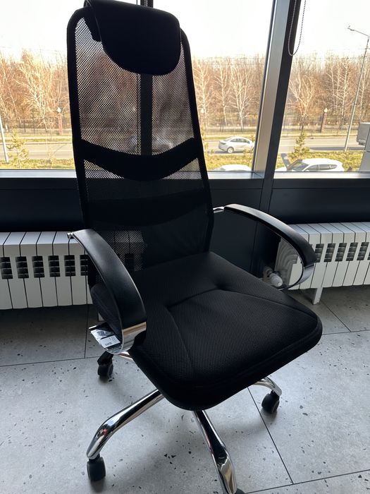 Офисные хромированные кресла