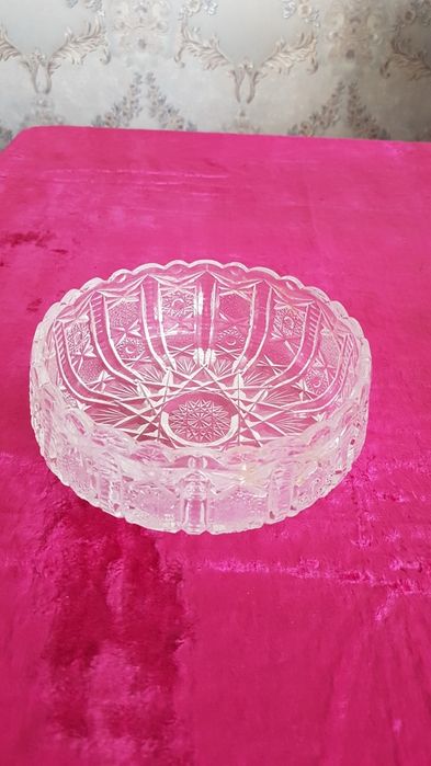 Продаются разные хрустальные фигурки, антикварные вазы, ложки, тарелки