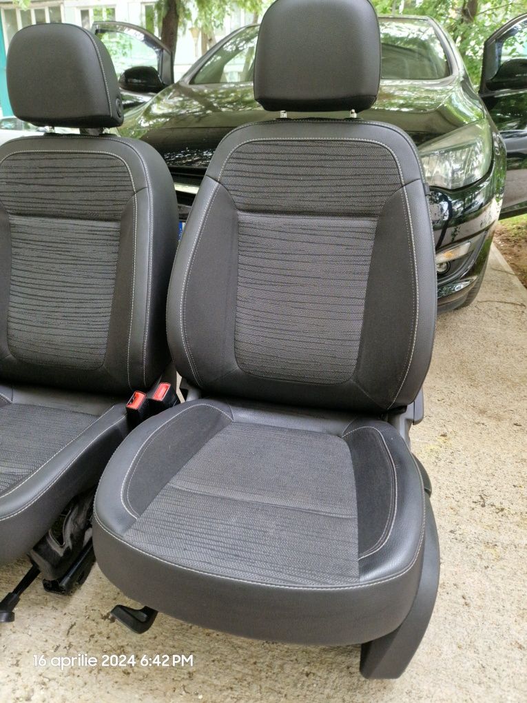 Două scaune Opel Astra J , 2018 , semipiele