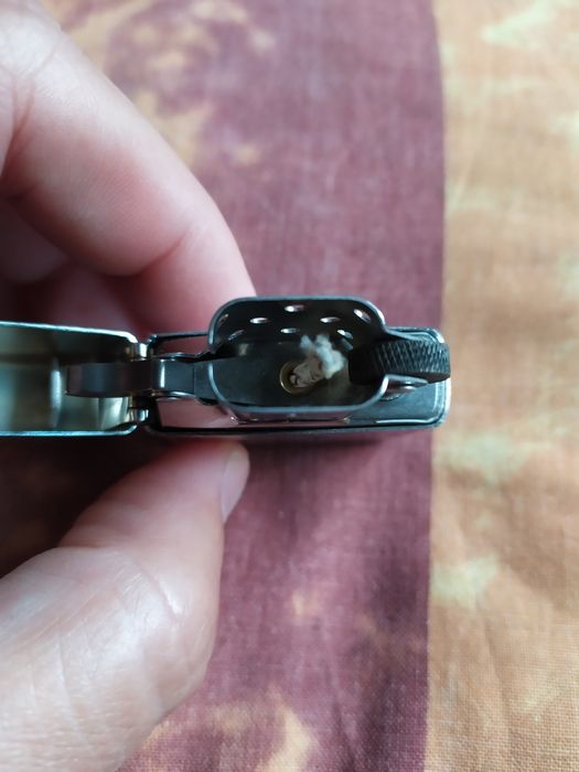 Оригинална бензинова запалка Zippo, нова!