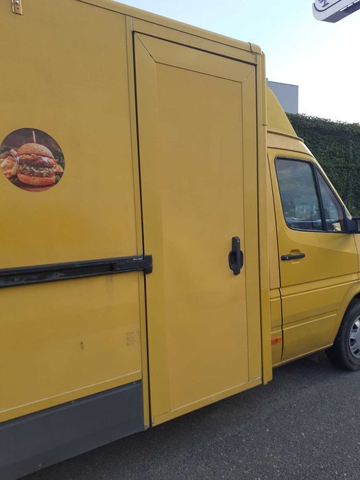FOOD TRUCK Mercedes-Benz Sprinter perfect functional si utilat