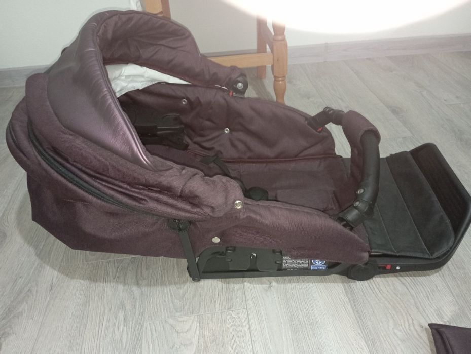 Vând cărucior Adamex 3 in 1