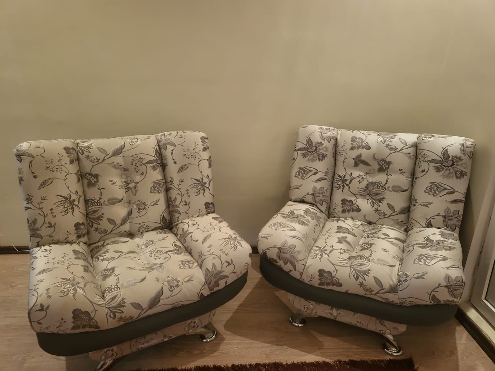Продам диван с двумя креслами!!! В отличном состоянии