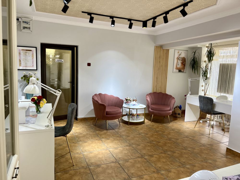 Inchiriez scaun manichiura unghii tehnice Salon Glow Studio