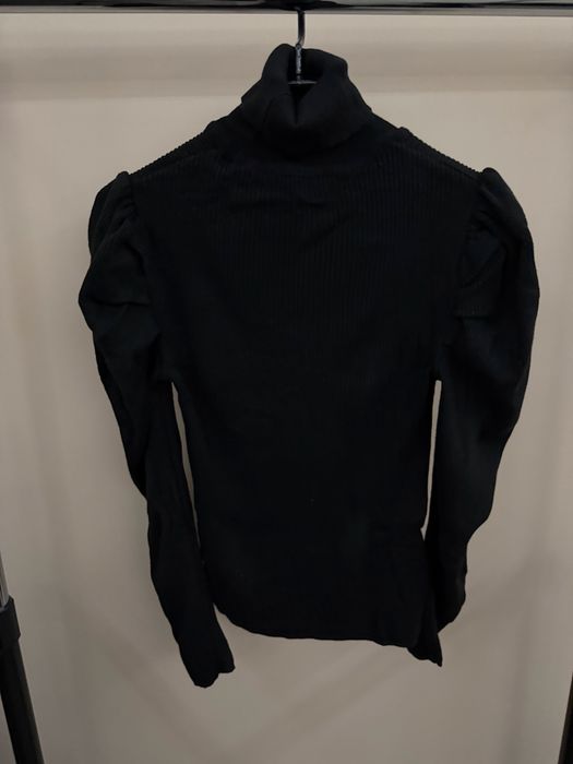 Черна блуза с ефектни ръкави