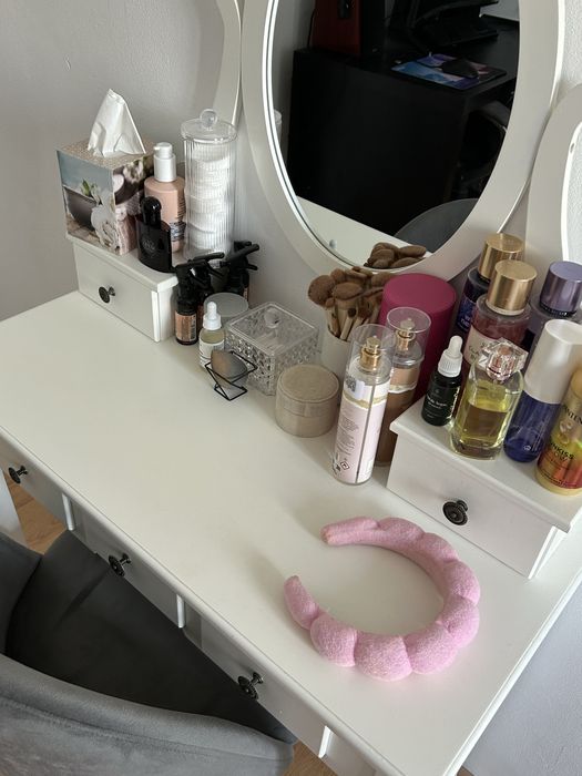 Vand masuta de make-up si scaun