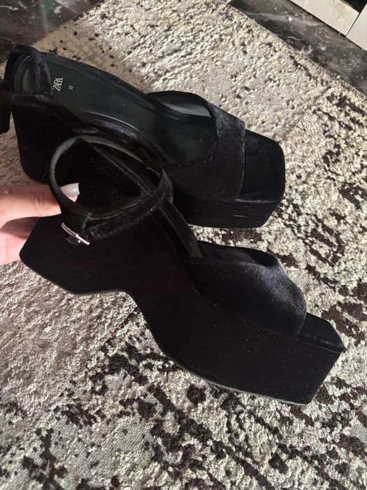 Sandale cu platforma