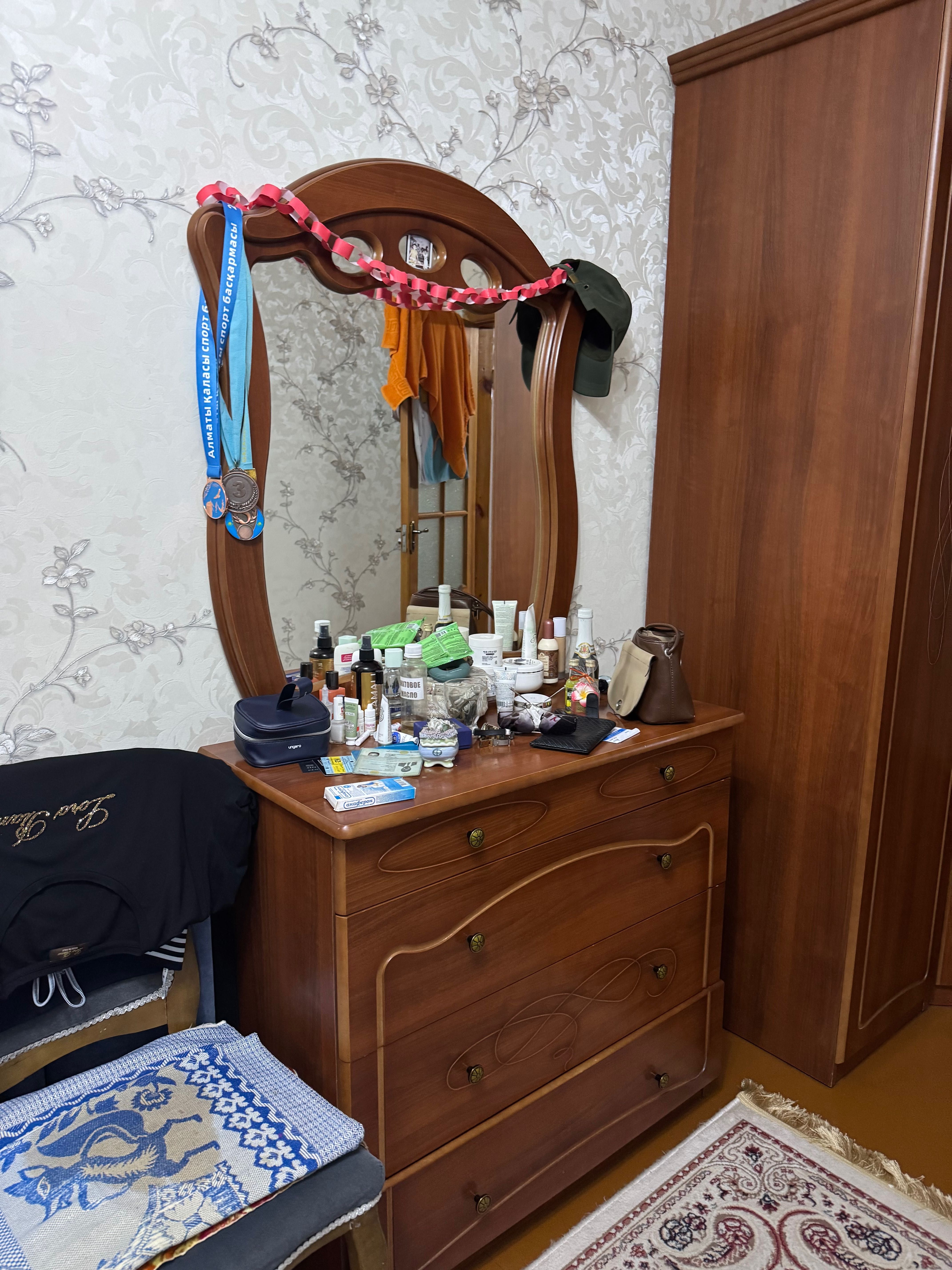 Продаем шкаф,комод,парту