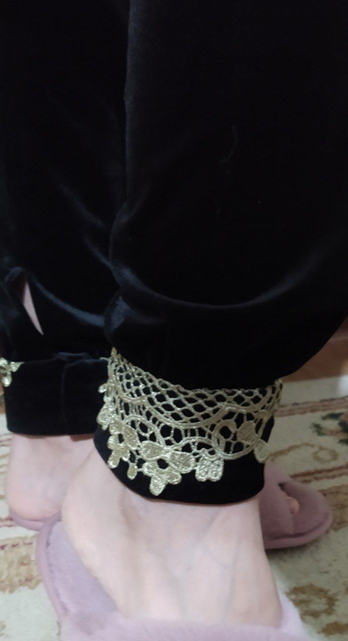 Чёрное платье с вышивкой из велюра