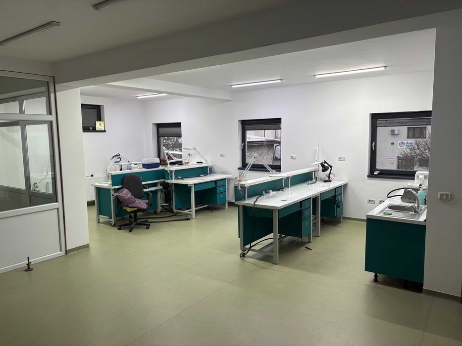 Închiriez spațiu poziție centrală