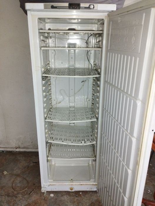 Продам морозильник вертикальный indesit