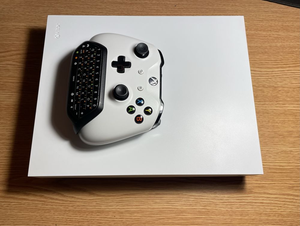 Xbox one X 1TB alb +jocuri