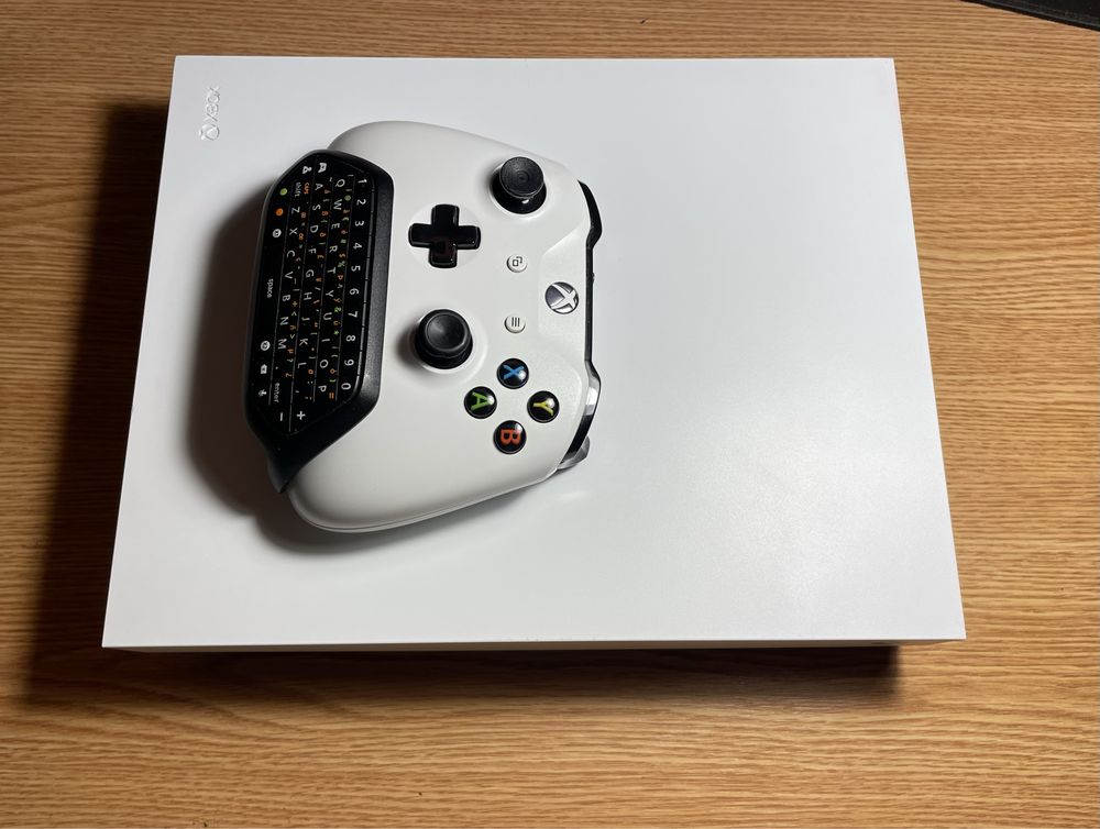 Vand Xbox one X 1TB alb conditie foarte buna +cateva jocuri