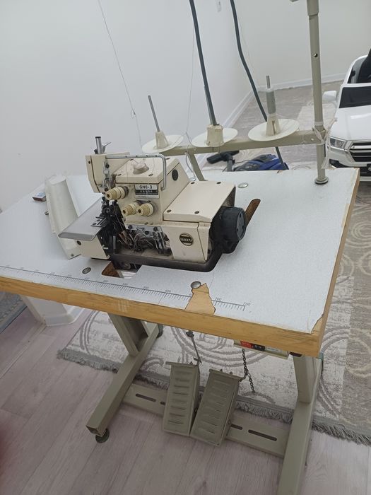 Продам швейную машинку оберловка