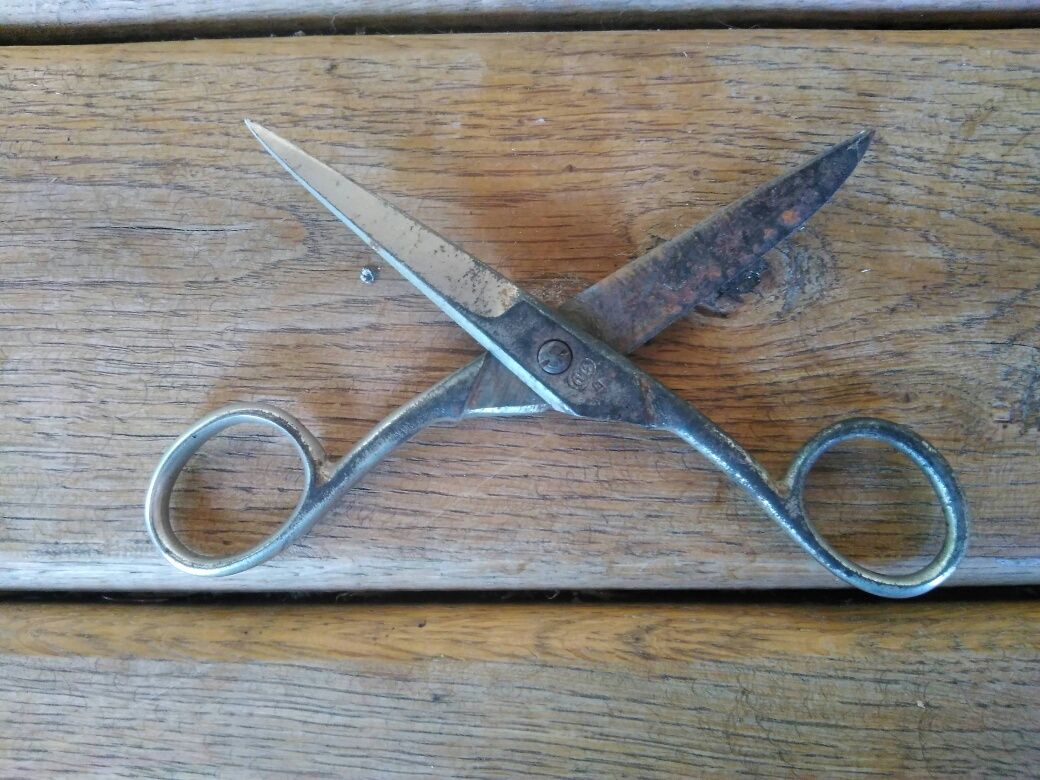 Продавам антикварна Шивашка ножица Солинген Малка