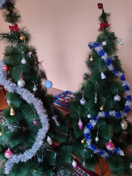 Продам Елку новогоднюю без игрушек