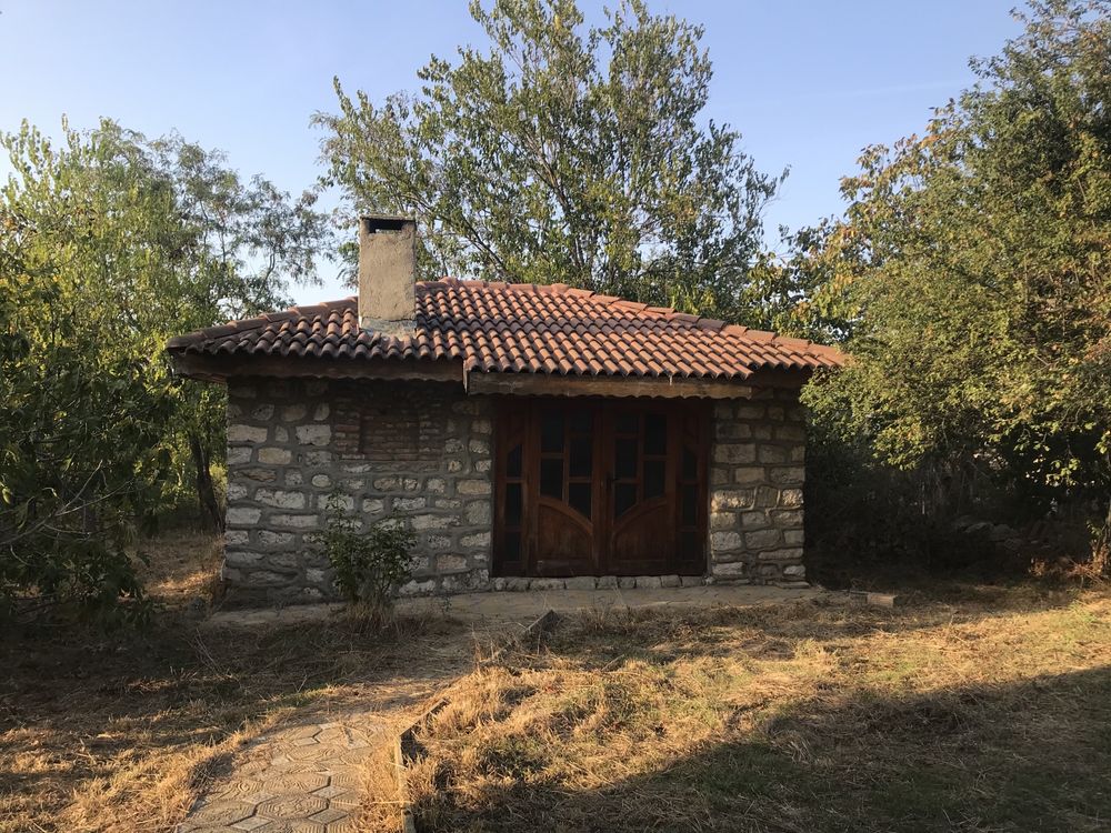 ПРОДАВАМ триетажна къща с 1 дка двор и барбекю центъра с. Звездица
