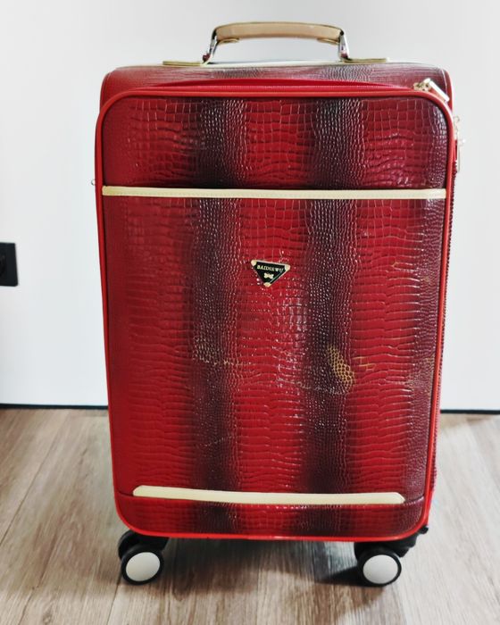 Чемодан красный на 4х колесиках
