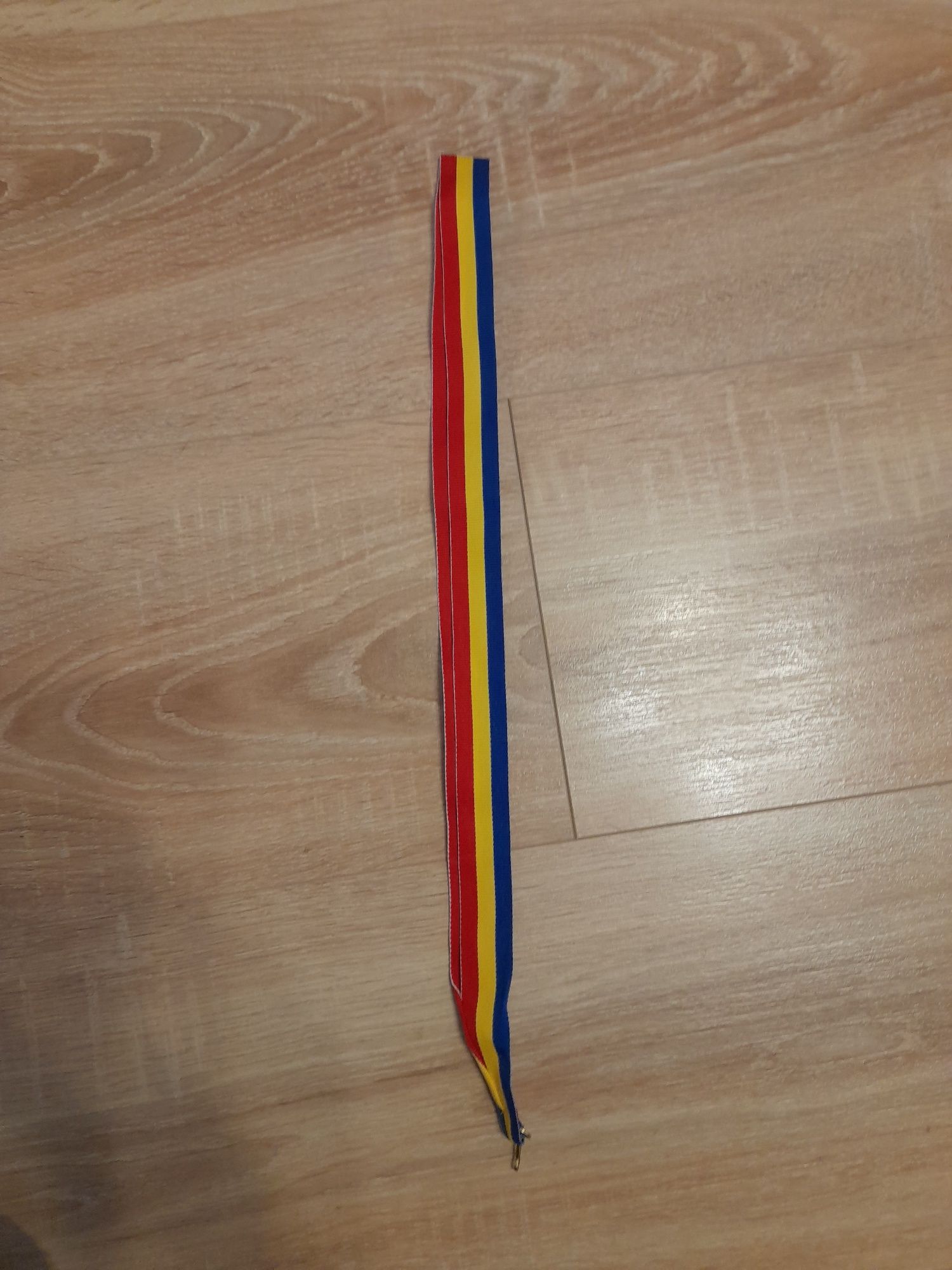 Vand set snururi tricolore pentru medalii cu agatatoare