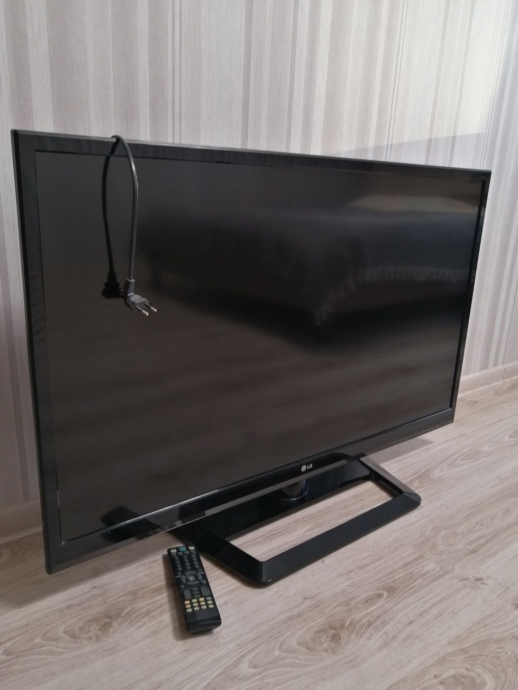 Телевизор цветного изображения LG