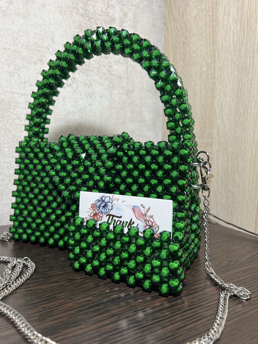 сумка из бусин выполнена в зеленом цвете