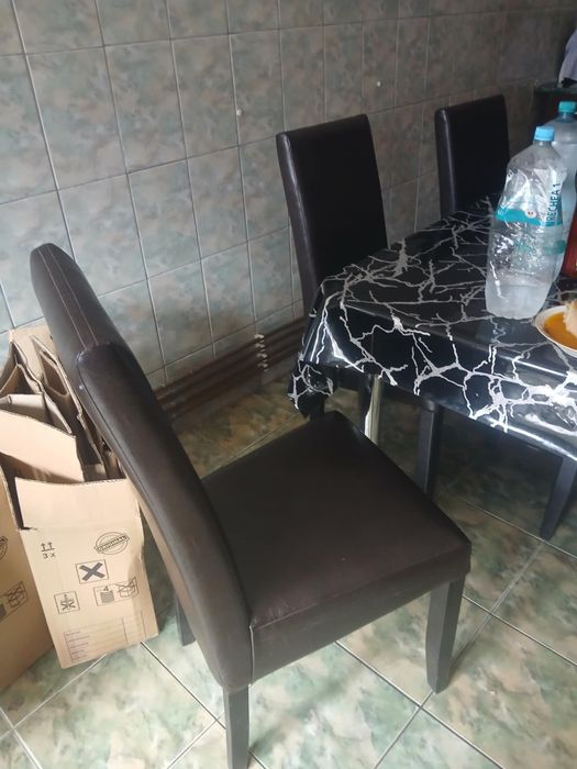 Bucătărie și masă cu scaune