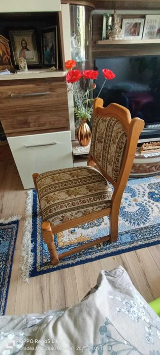 Vand 4scaune din lemn masiv!