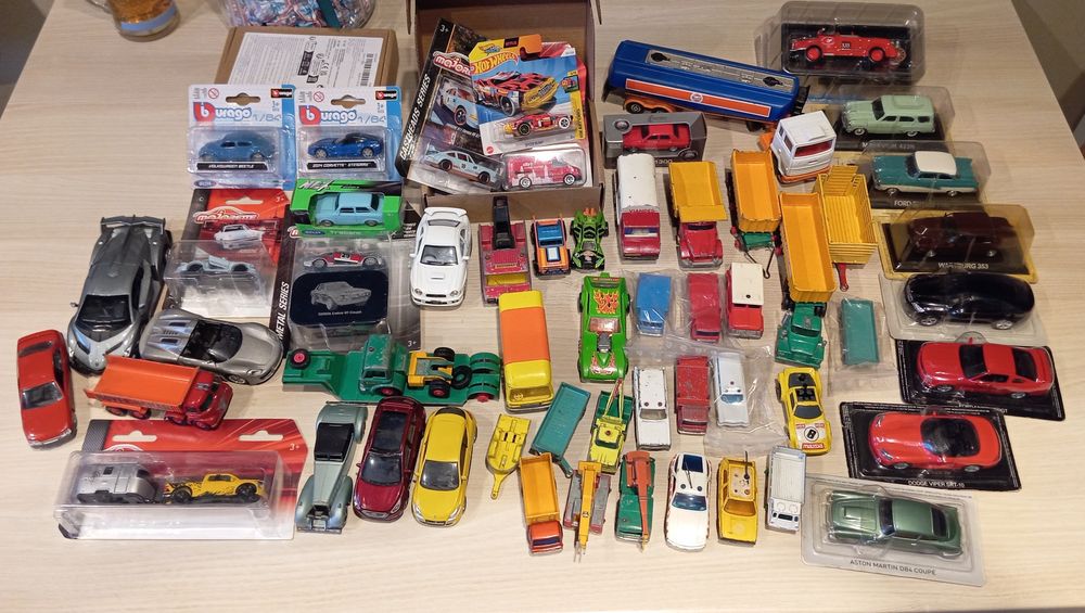 Multe mașinuțe metal