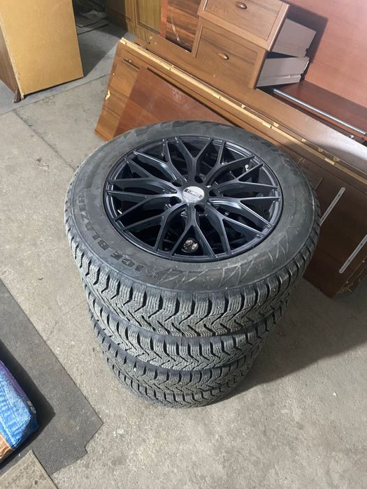 Продам шины зимние с дисками в хорошем состояние